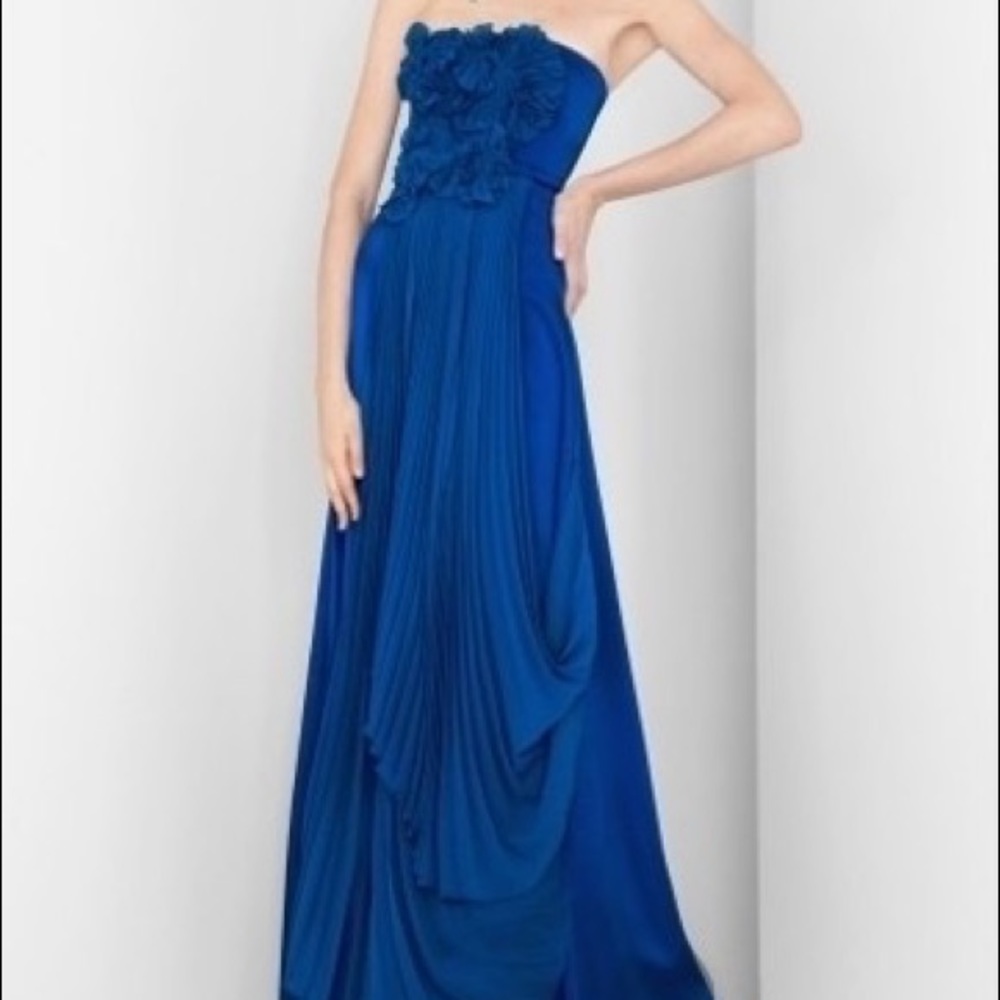 BCBGMAXAZRIA gorgeous blue strapless gown